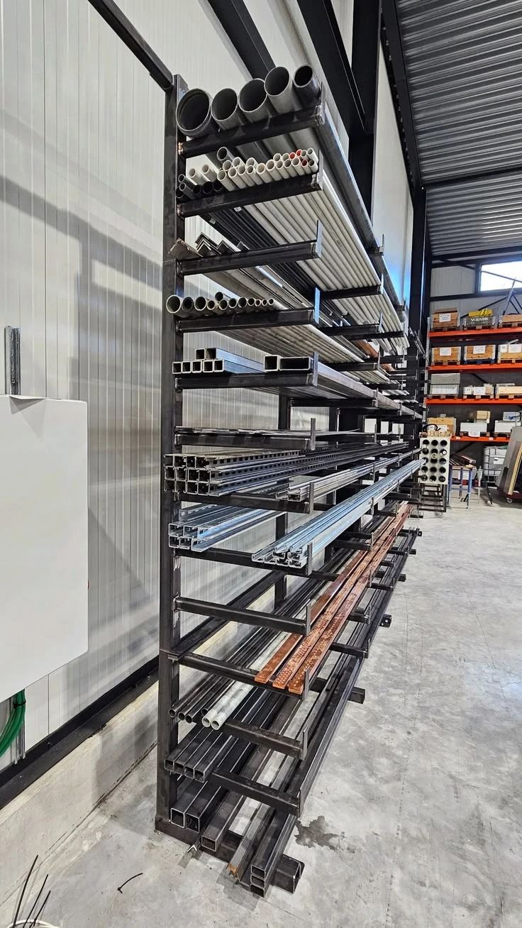 Materiales metálicos organizados para trabajos de fabricación