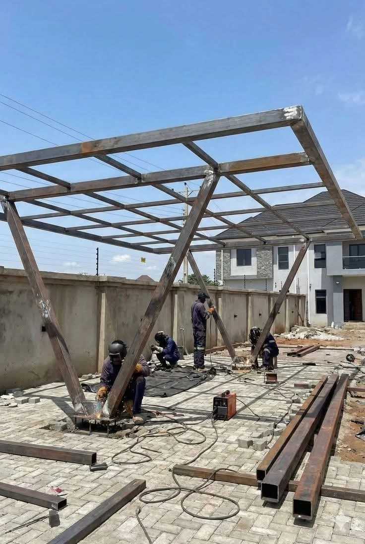 Estructura metálica en proceso de fabricación y montaje
